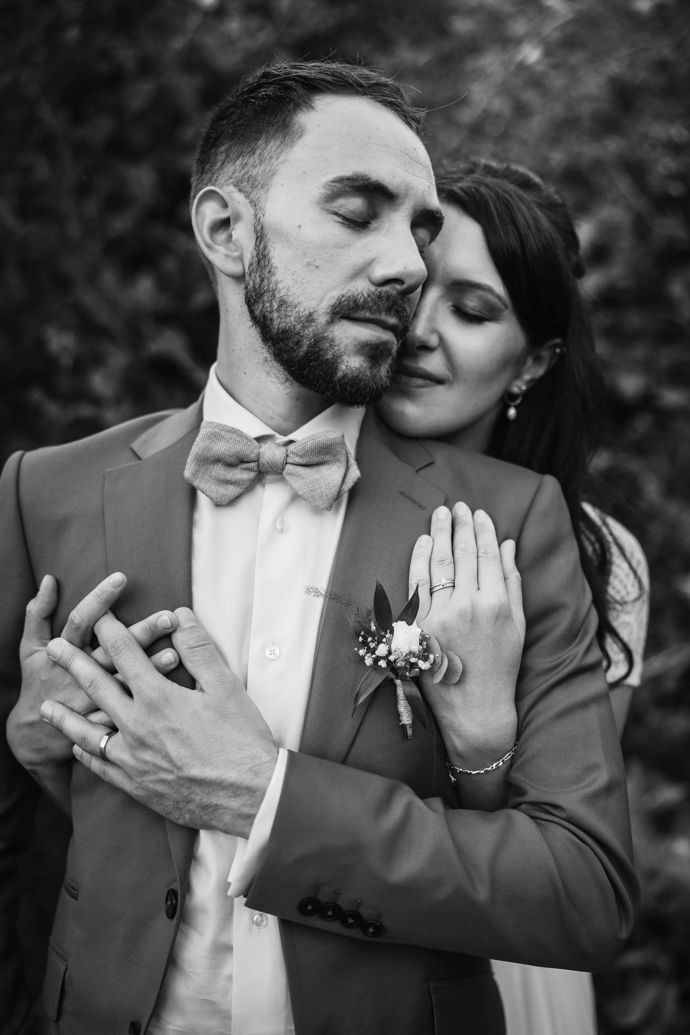 Photo de couple dans un écrin de verdure