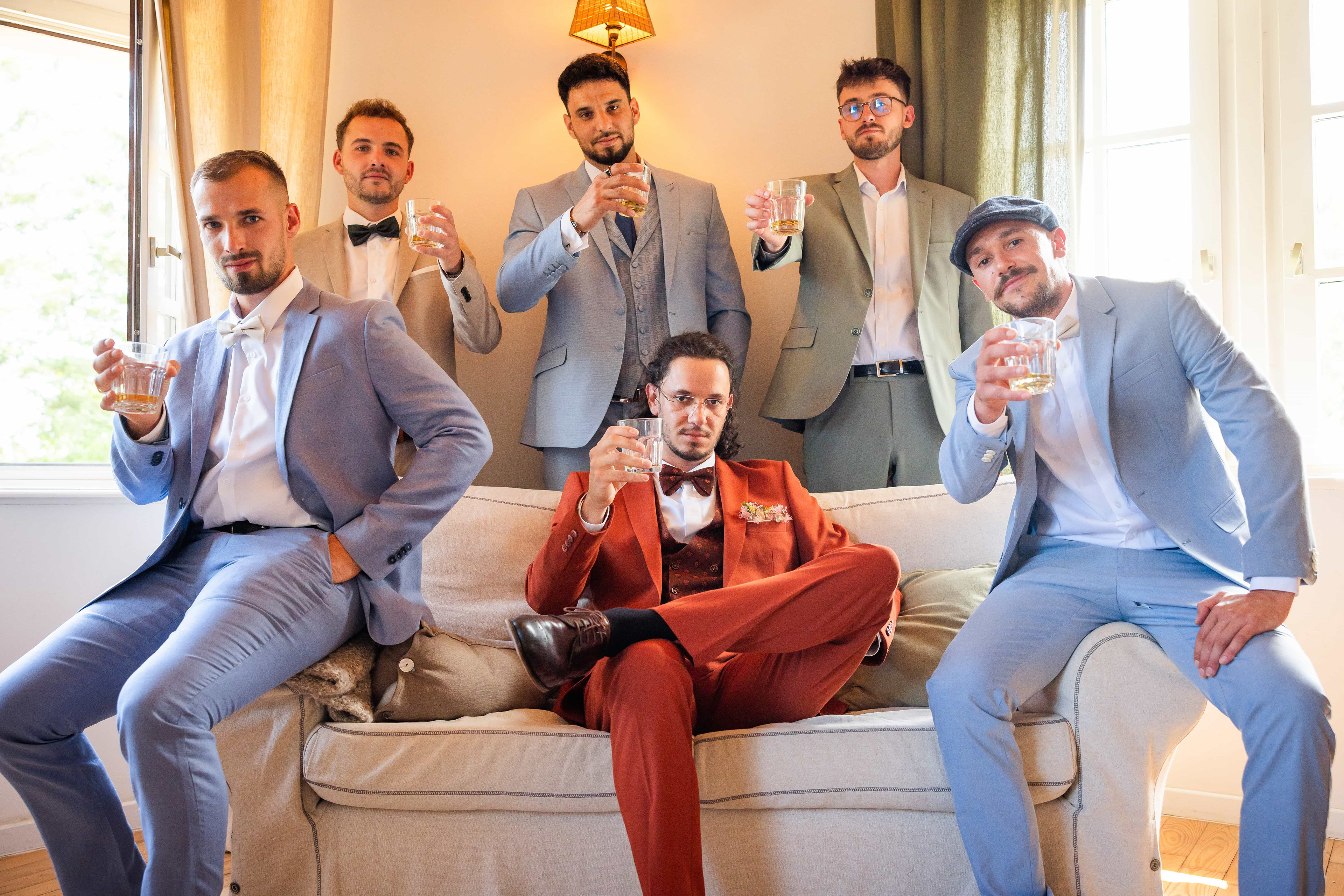 portrait du marié avec ses témoins et garçons d'honneurs mariage alsace