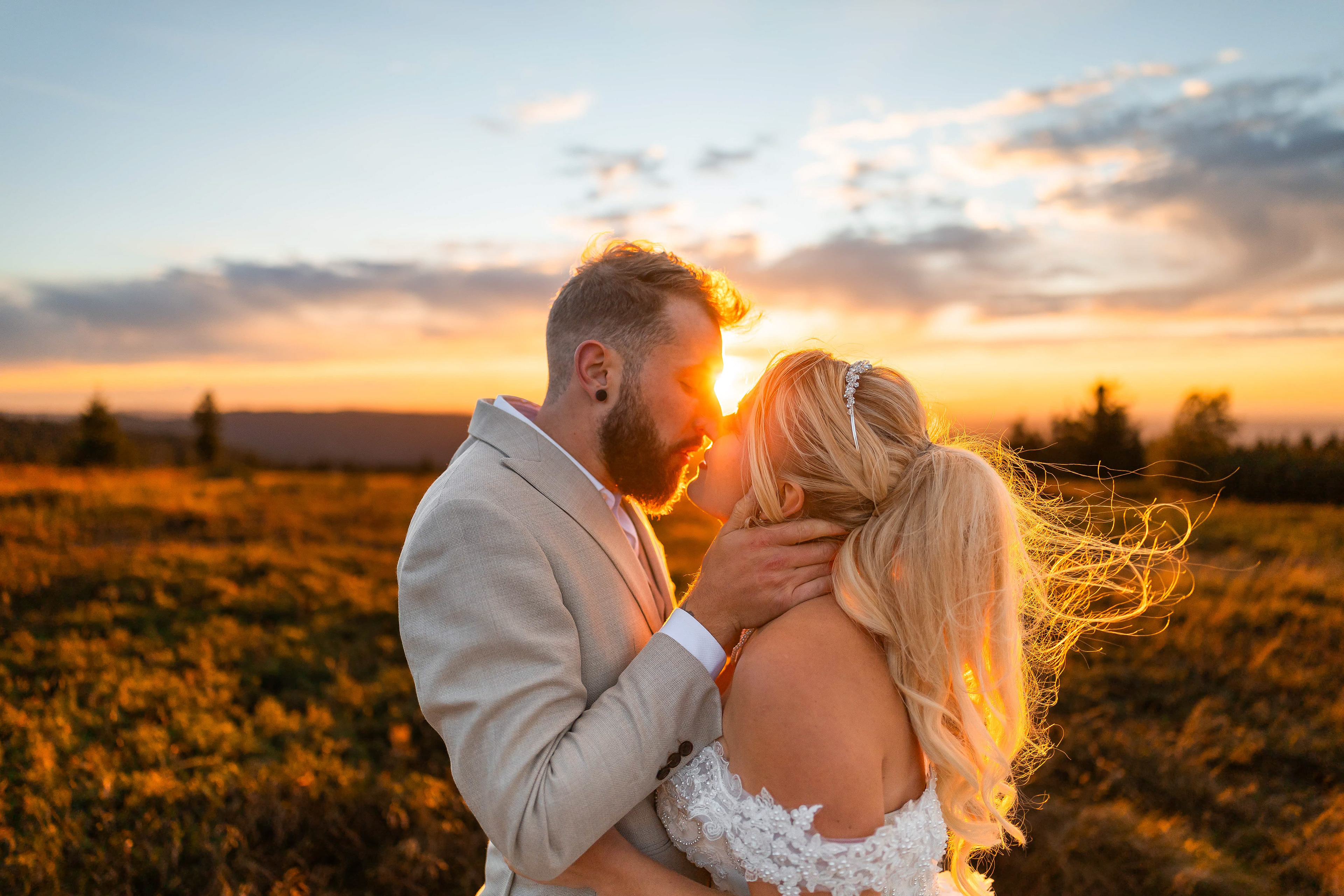 Les mariés s'embrassent sous la lumière dorée d'Alsace