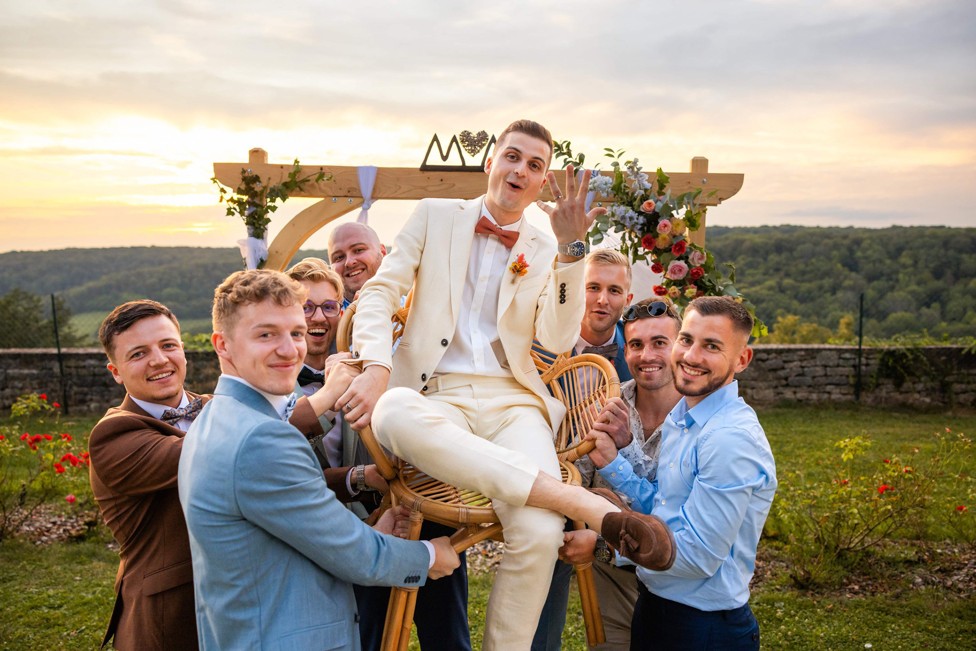 Les photos de groupes pendant un mariage peuvent aussi être fun !