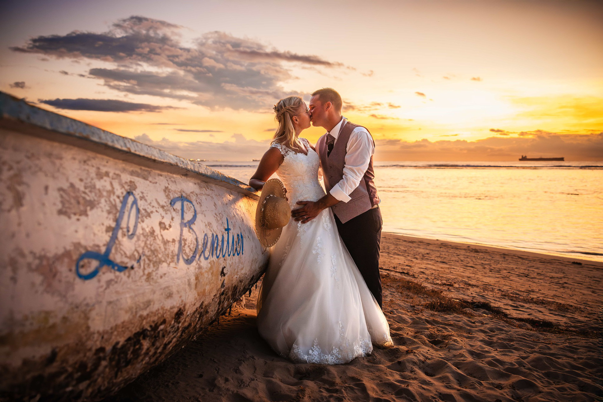 Séance couple au couché du soleil sur une plage de l'Île Maurice