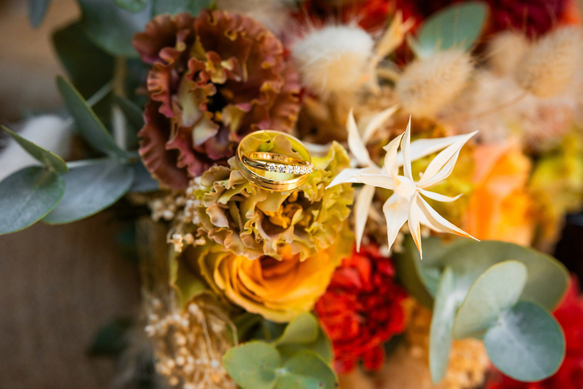Détails - Le bouquet de la mariée accompagné des alliances