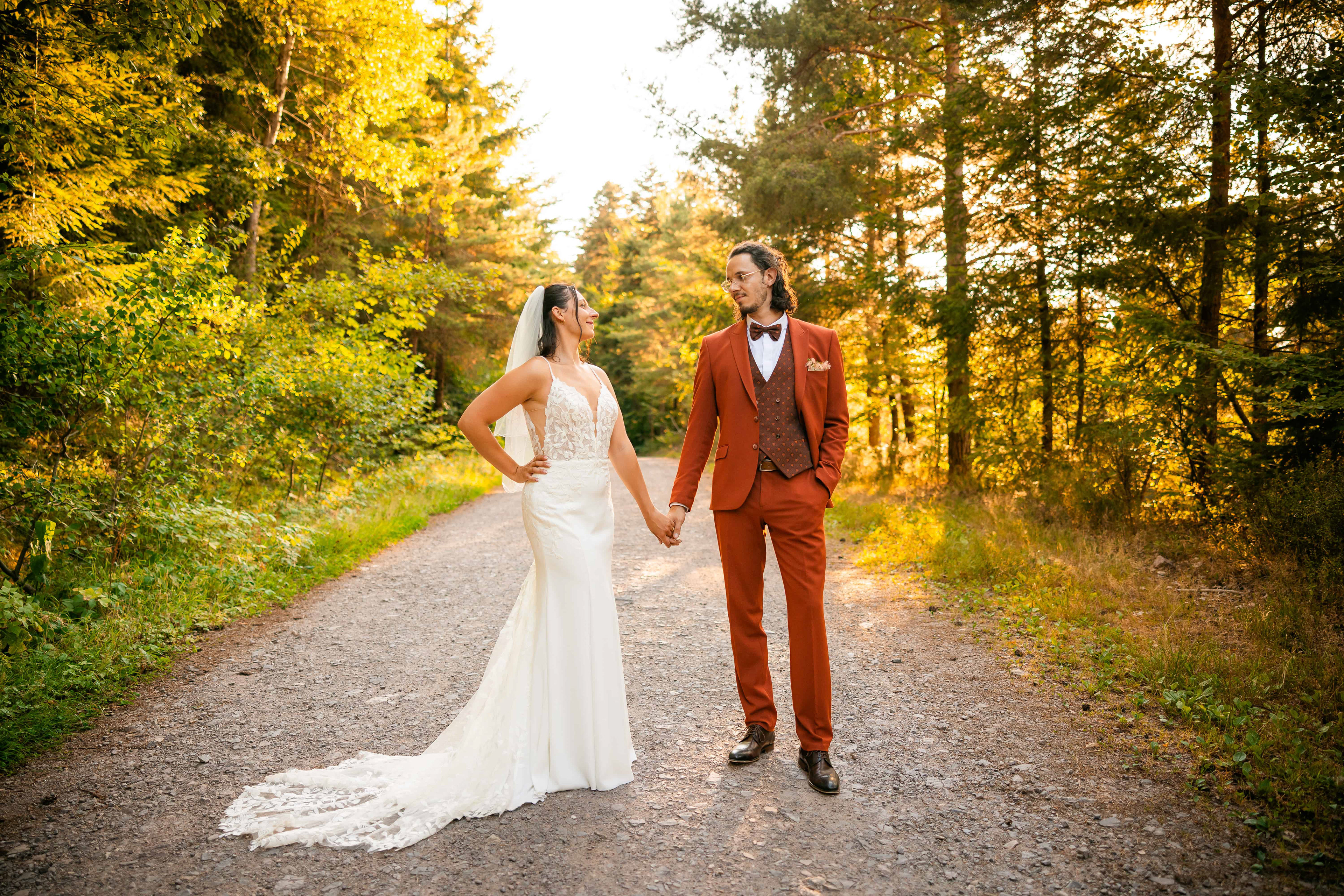 couple marchant en forêt mariage manoir du schaentzel alsace