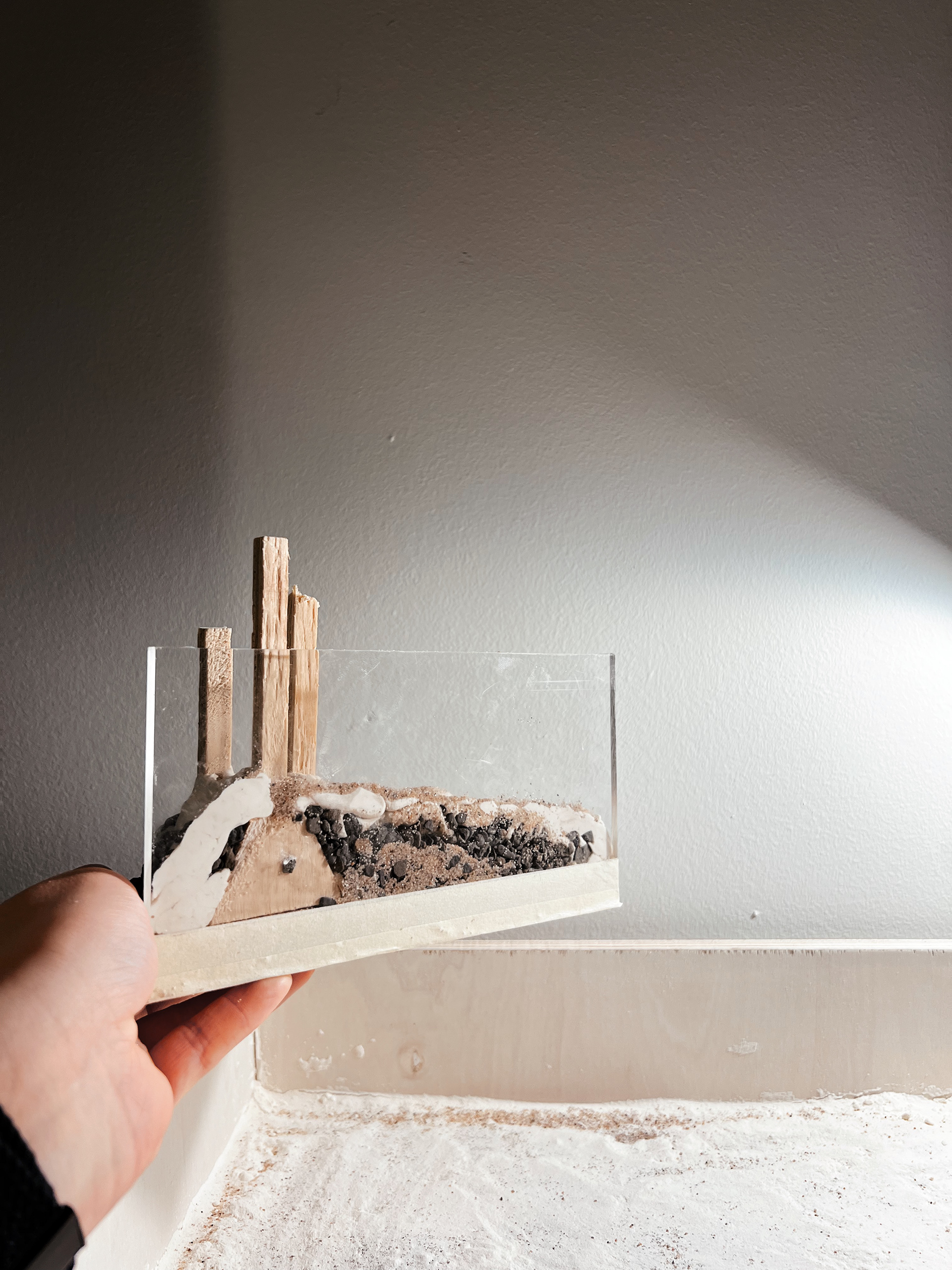 Section model of sediment buildup around the piles