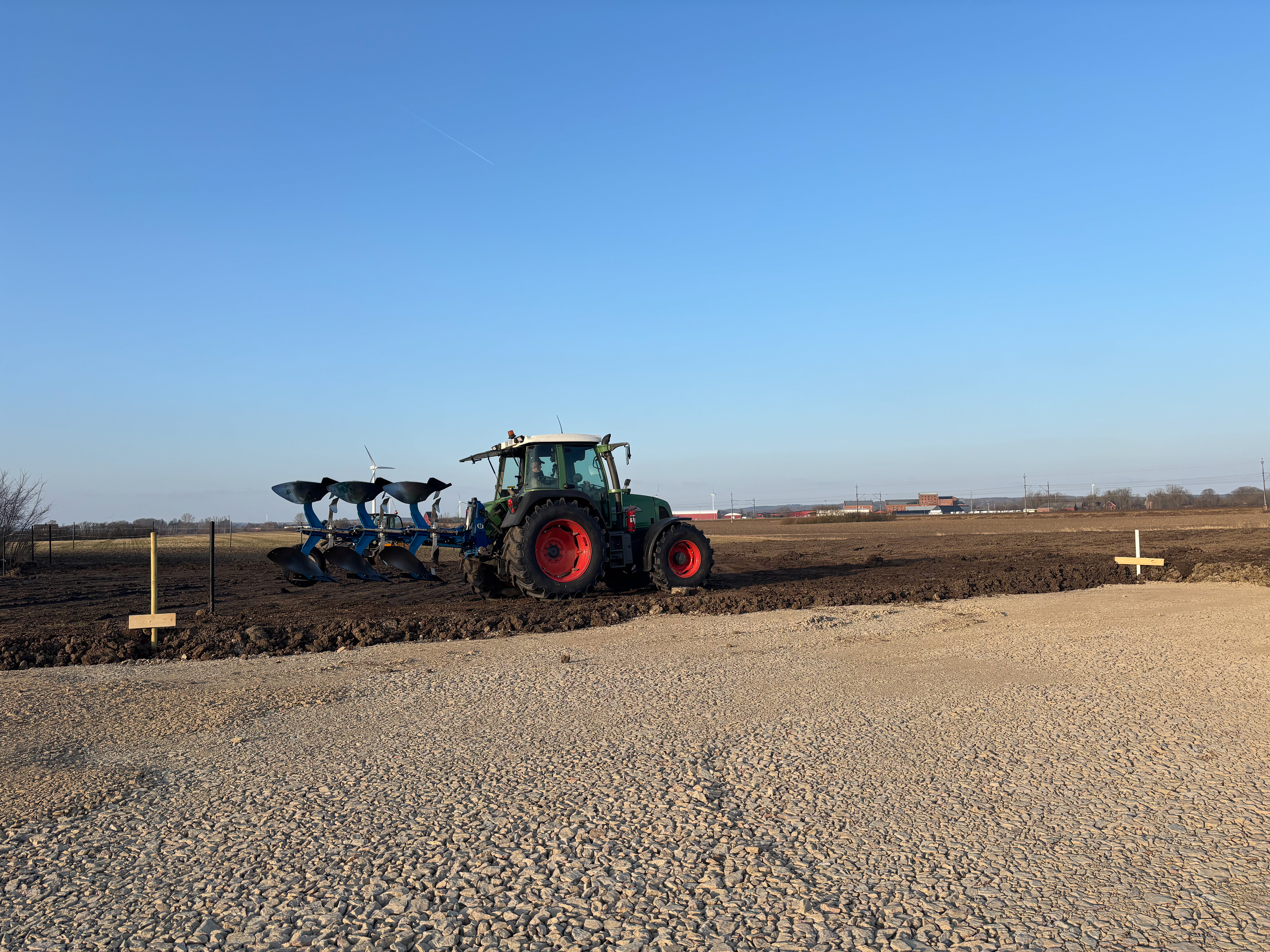 Hasse plöjer ner lera