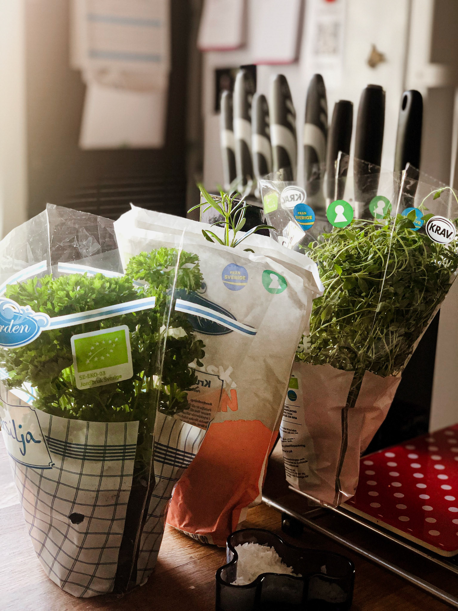 Färska örter fyller köket med doft