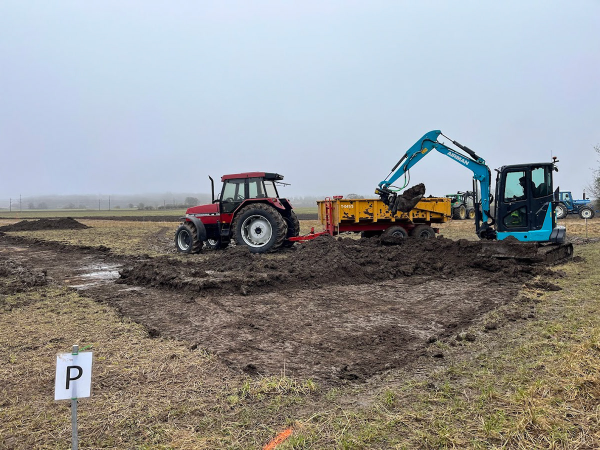 Traktor röd och grävare blå