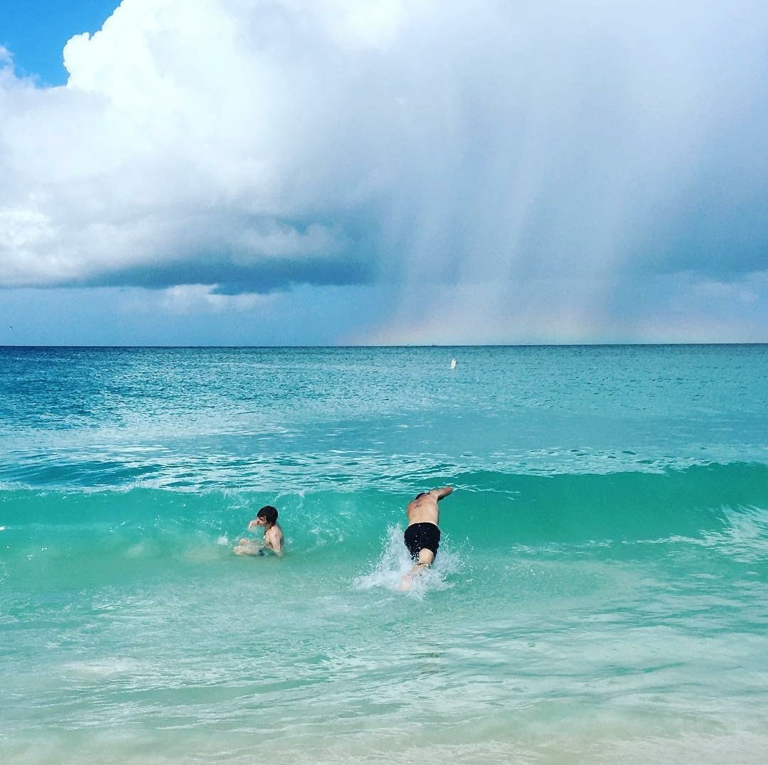 I vågorna på eagle beach Aruba