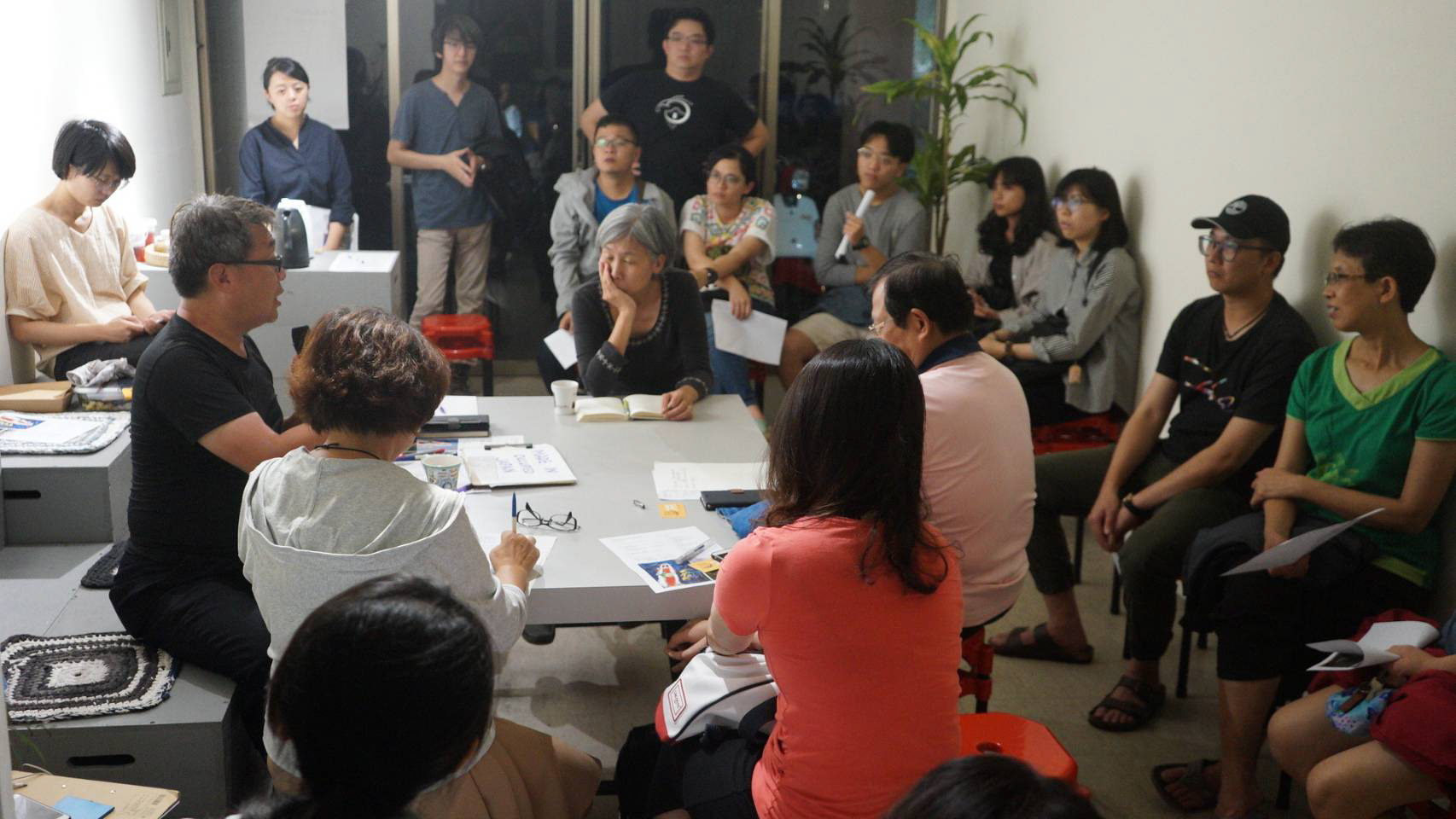 東門四三(民族路43號)逐漸成為地方人士聚集點
