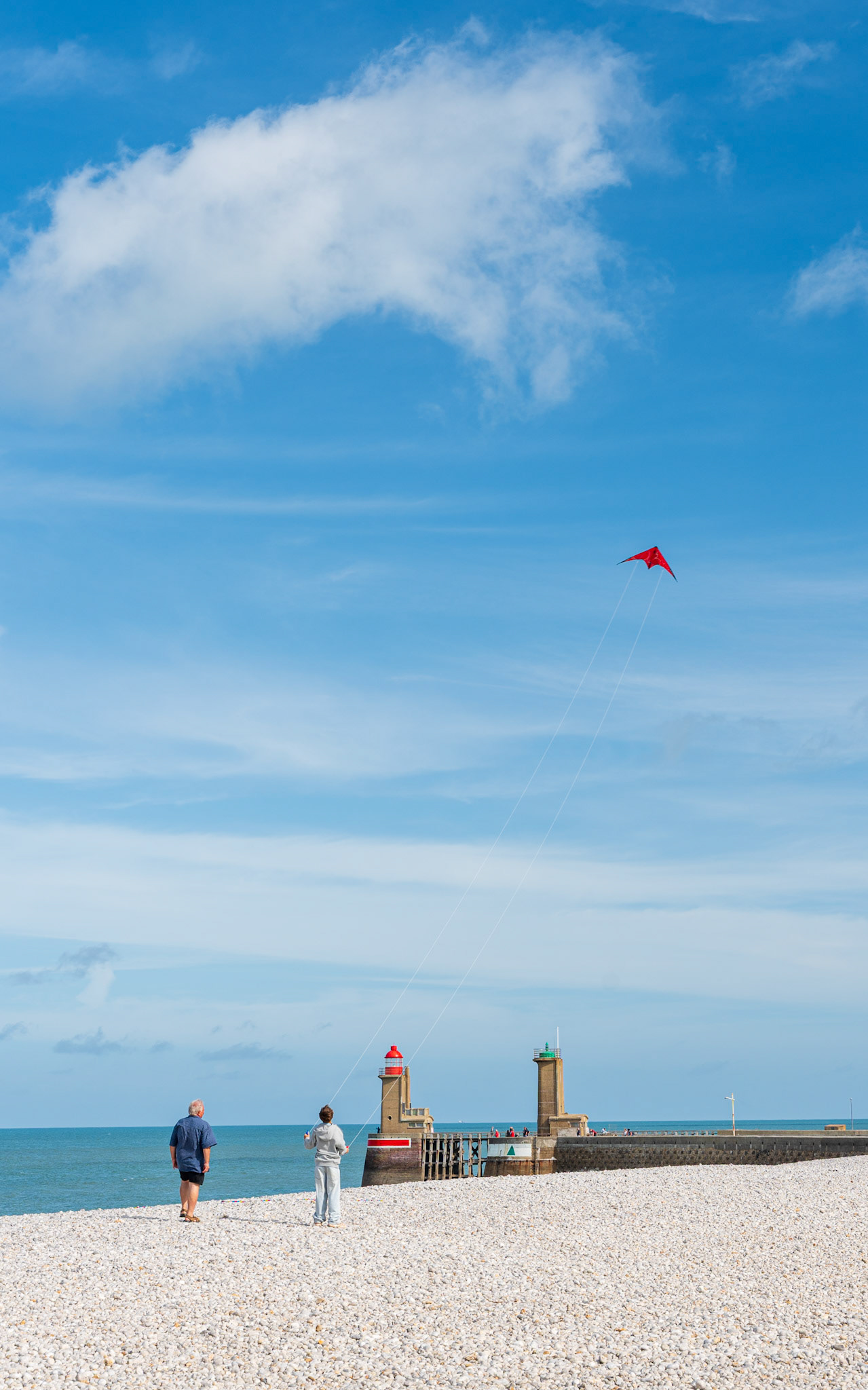 Promenáda a pláž ve Fécamp