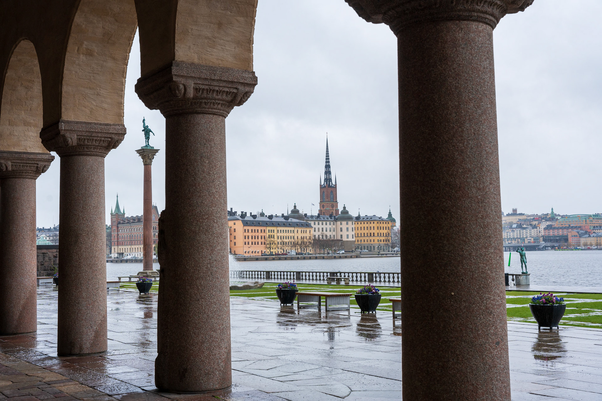 průhled na Riddaholmen podloubím radnice