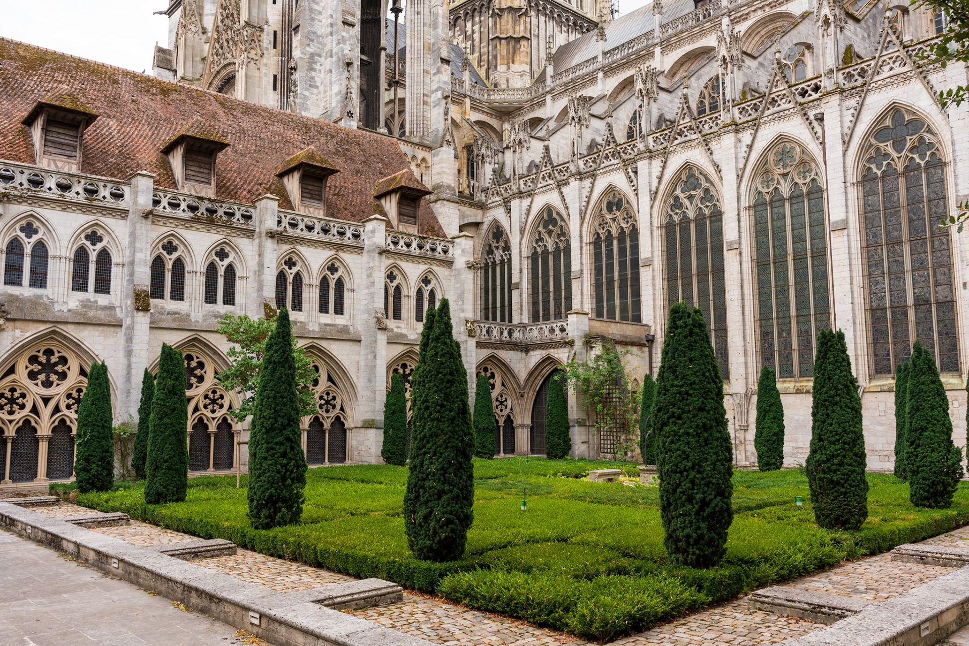 Zahrada katedrály Norte-Dame v Rouen
