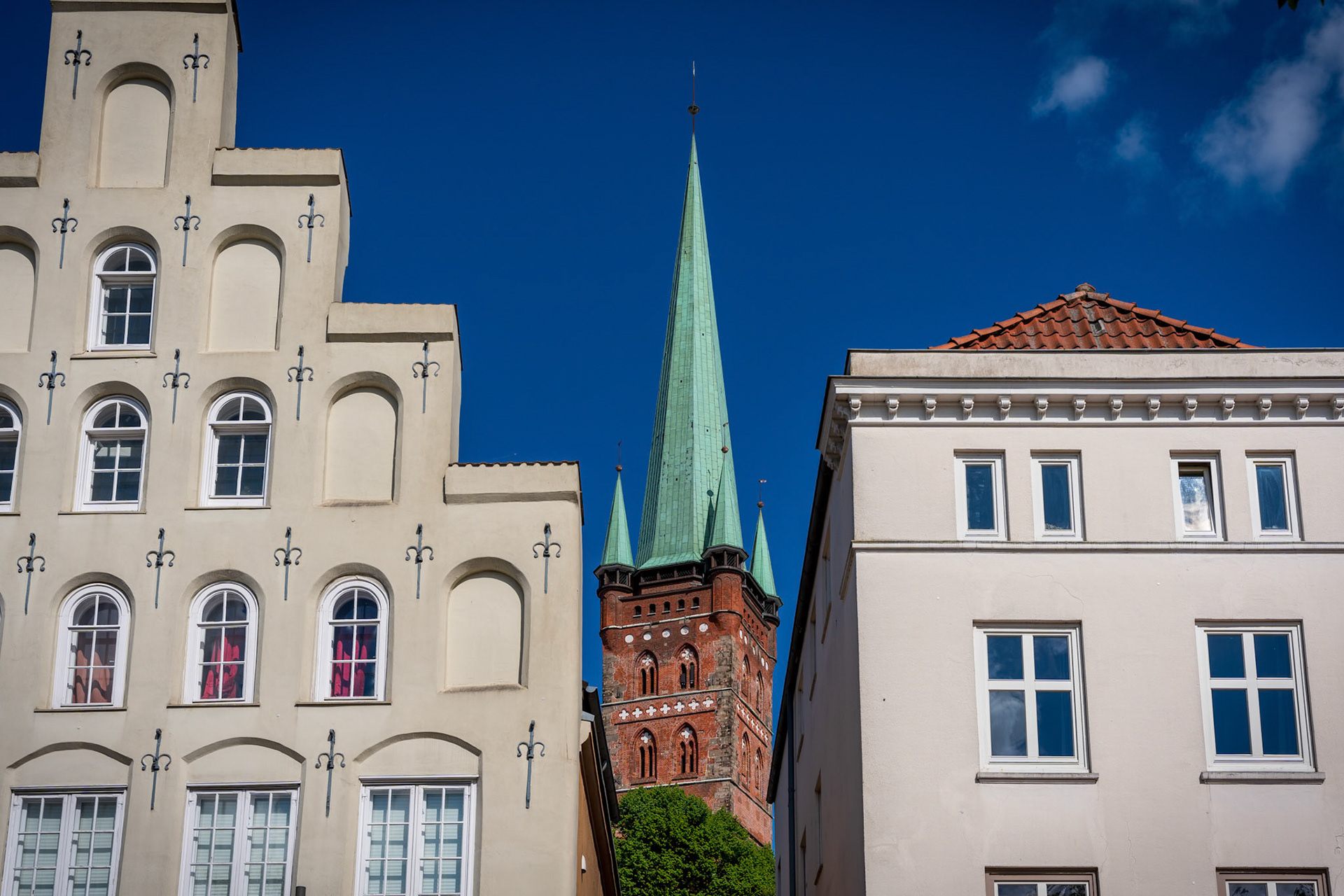 Pohledem ke kostelu Sv. Petra