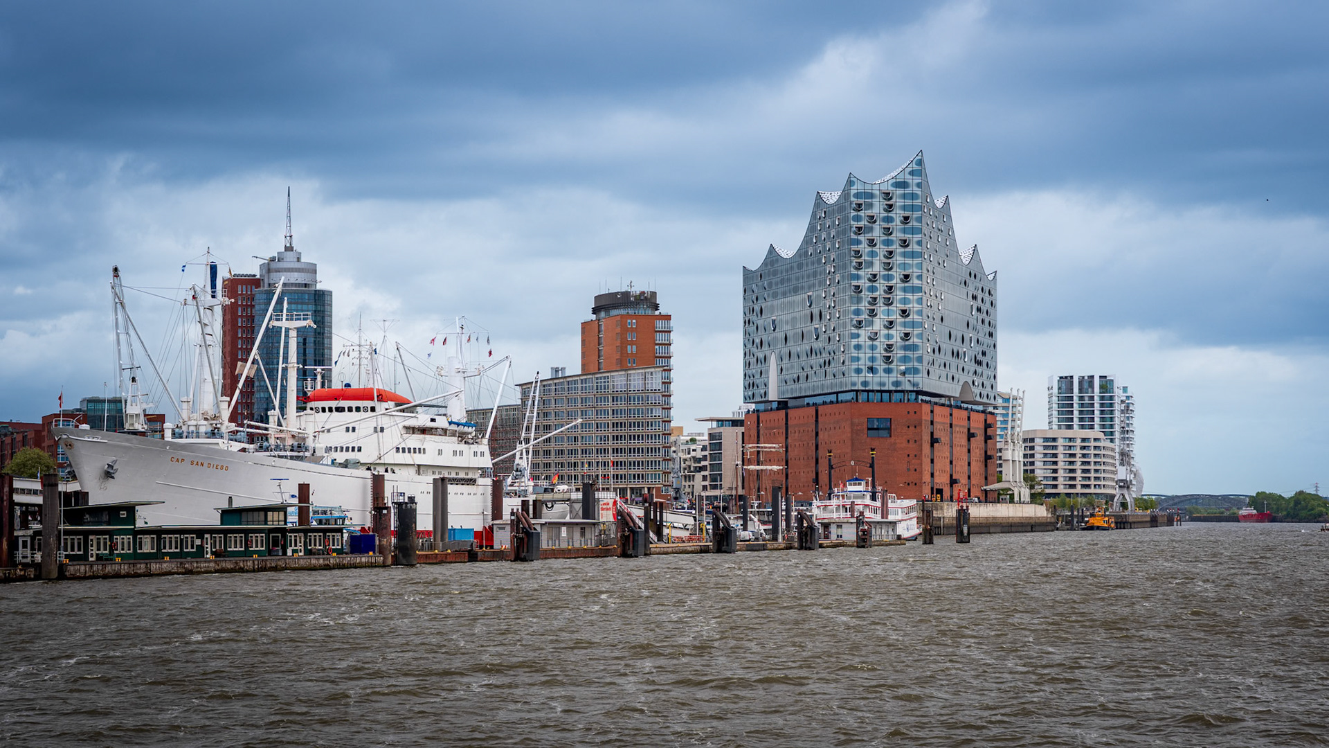 Labská filharmonie pohledem z řeky