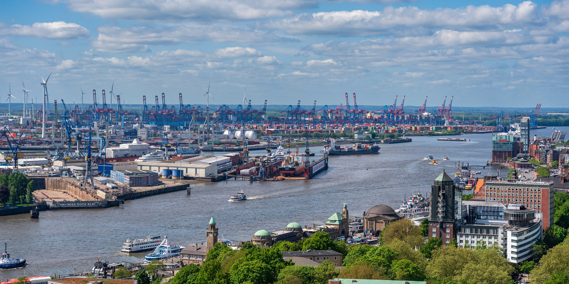 pohled z věže kostela Sv. Michaela k hamburským dokům k hamburským dokům