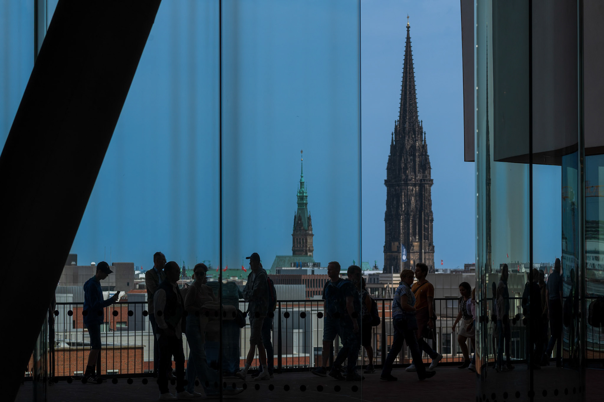 pohled k centru Hamburku z útrob Labské filharmonie