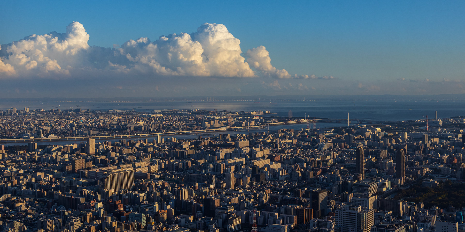 Tokijský záliv pohledem z Tokyo Sky Tree