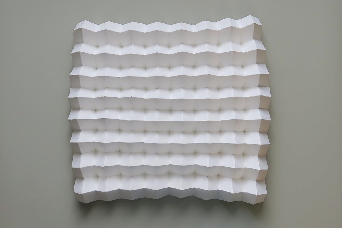 Origami folding structure made of paper that expands or shrinks when pulled apart and compressed.