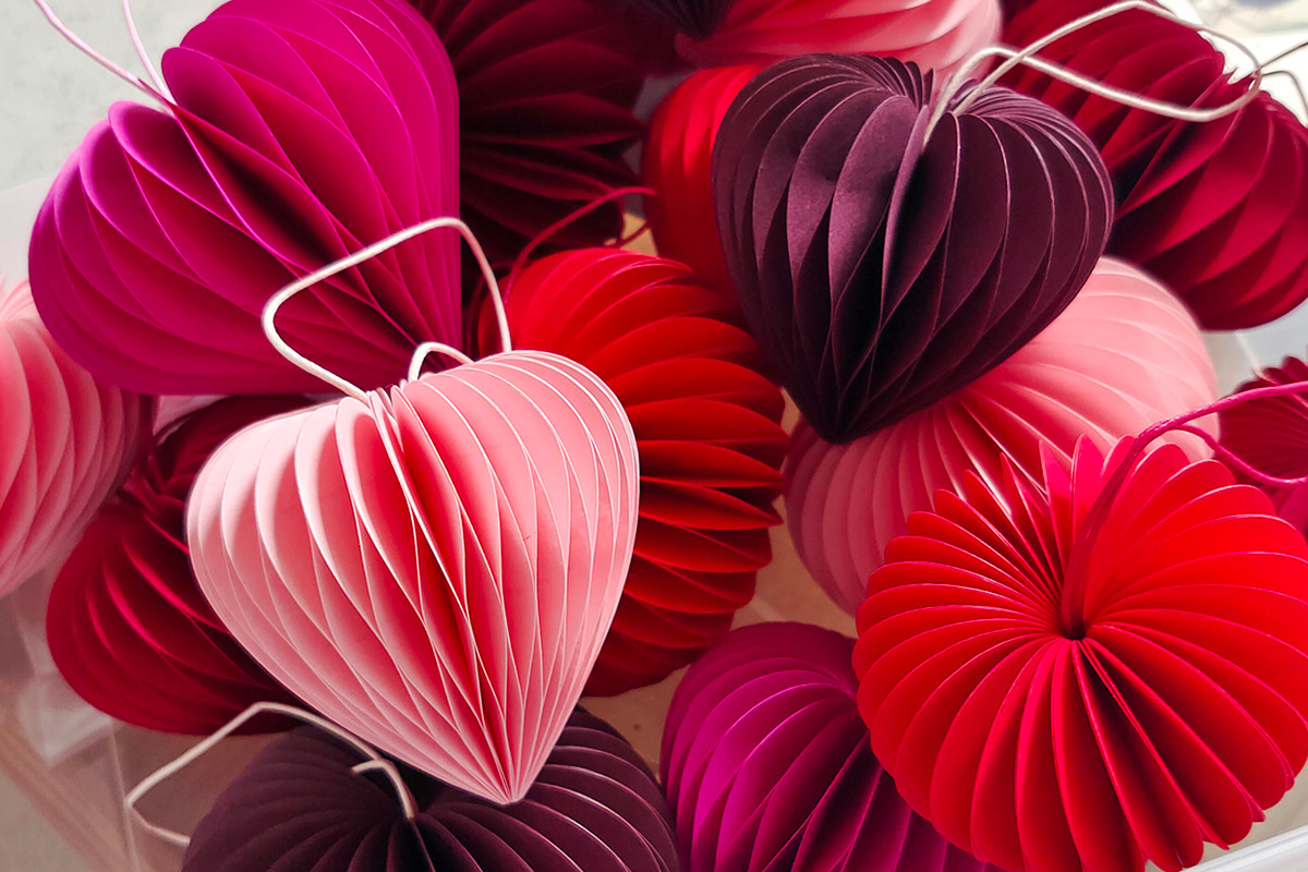 Handmade paper hearts in bright red colors, designed and handmade by Kristina Wißling.