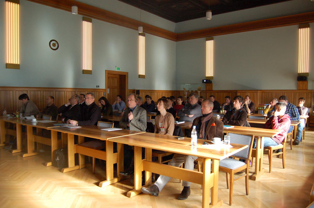 Kristina Wißling gives a technical presentation on Origami technology at the Fraunhofer Institute for Silicate Research in Würzburg.