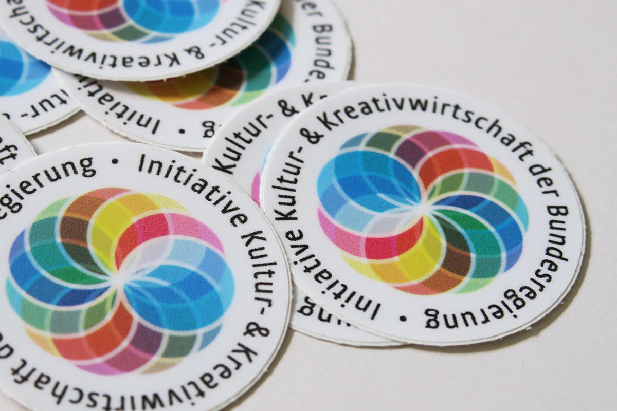 Sticker with the logo of the Federal Government’s Cultural and Creative Industries Initiative.