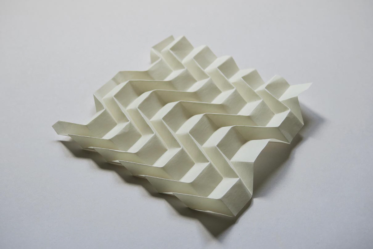 White folding structure by Kristina Wißling as an object for demonstration.