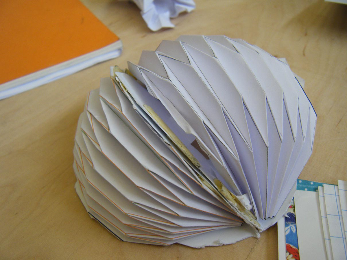 Paper model of a student during the workshop with Kristina Wißling on origami folding techniques.