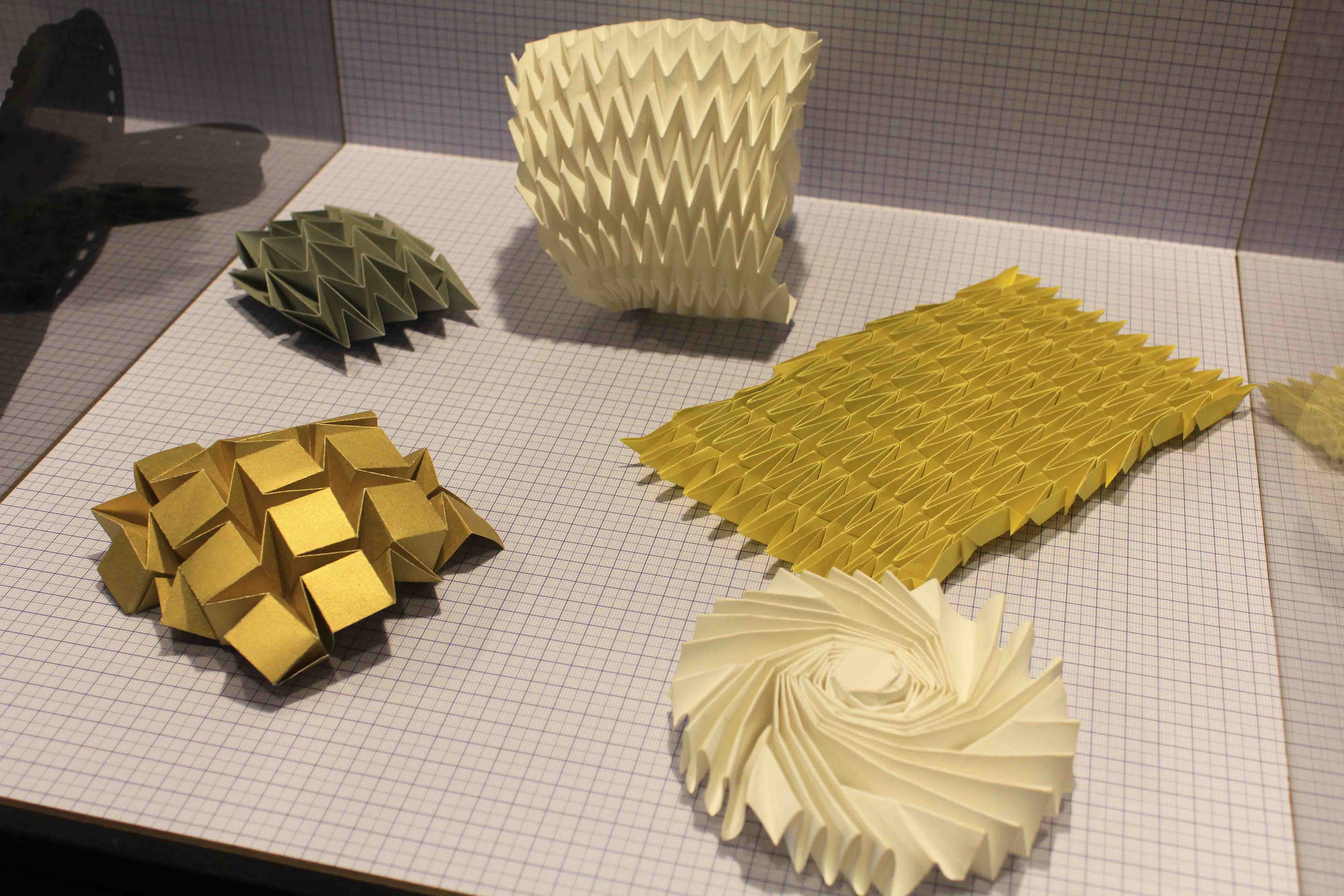 Paper prototypes, two- and three-dimensional folding structures by designer Kristina Wißling during the Innovative Citizen Festival in Dortmund.