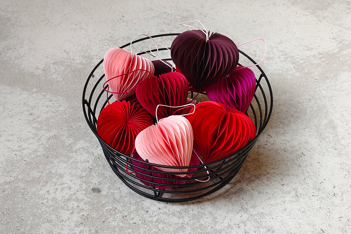 Paper hearts in different shades of red designed and handmade by Kristina Wißling.