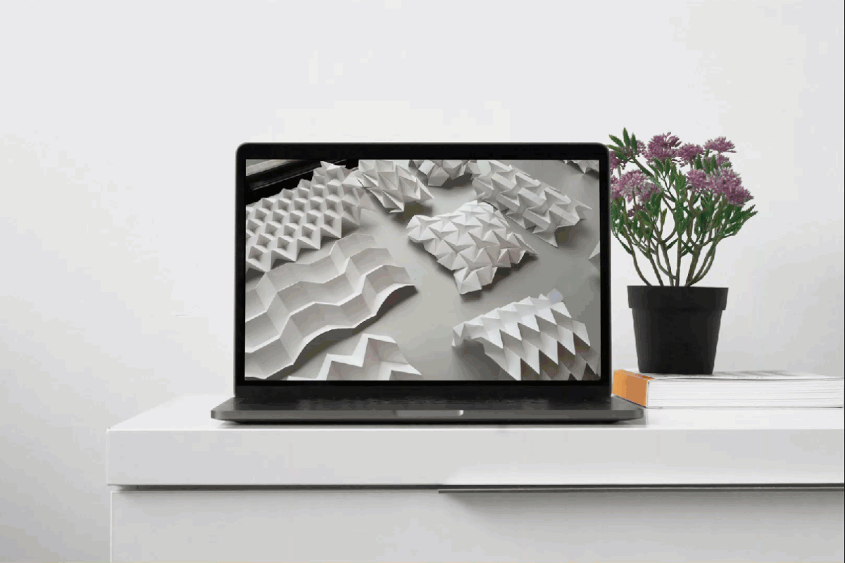 Laptop with a presentation on Kristina Wißlings Origami Remote Workshops.