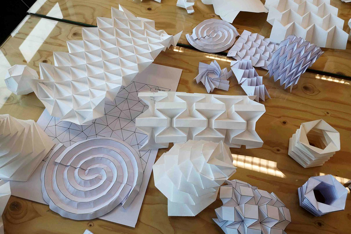Different folding techniques and origami folds made of paper that were folded with Kristina Wißling at ETH Zurich.