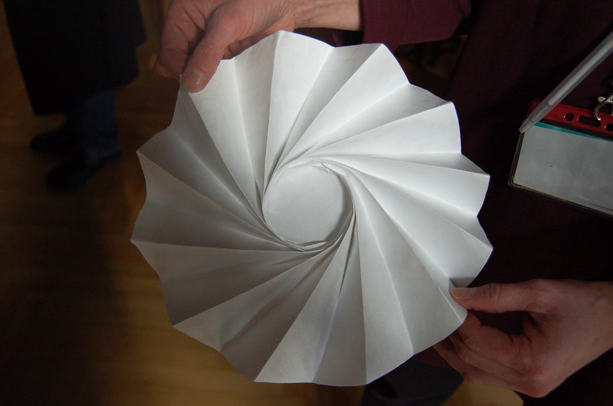 Folded structure made of synthetic paper by Kristina Wißling at the Fraunhofer Institute in Würzburg.