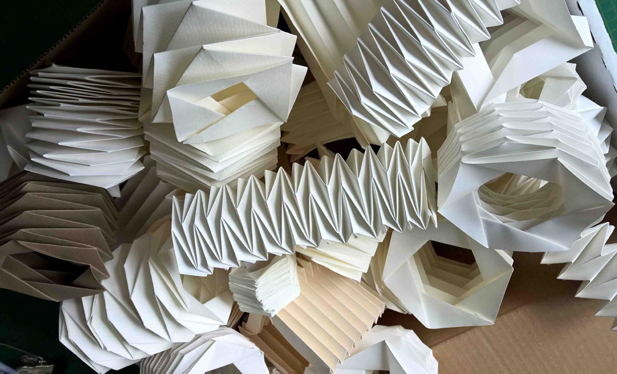 Kristina Wißling was invited to give a lecture and paper folding workshop at the Academy of Arts in Kassel. Here are some of the paper structures created during the workshop.