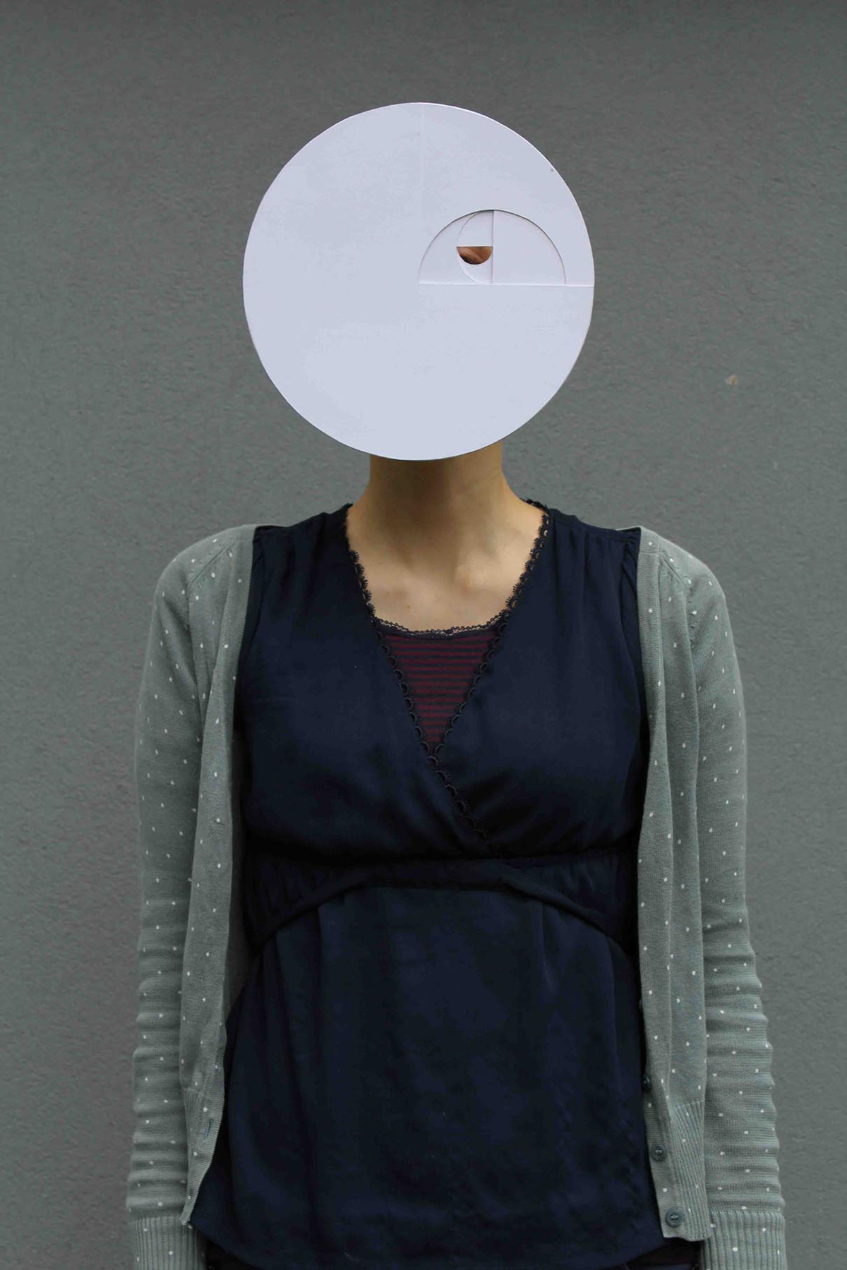 Student with a head mask made of thin paper ornaments during the workshop with Kristina Wißling.