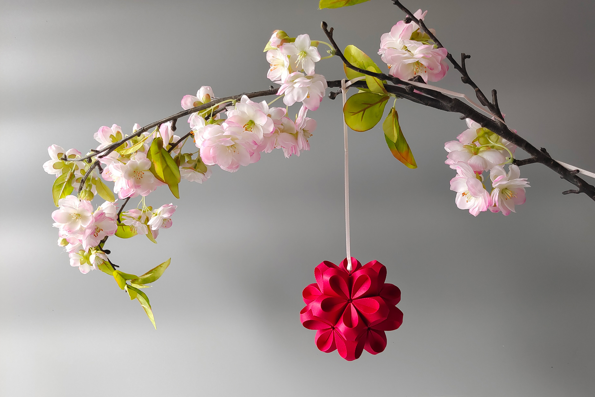 Origami paper flower pendant, ideal as a gift or to decorate your home.