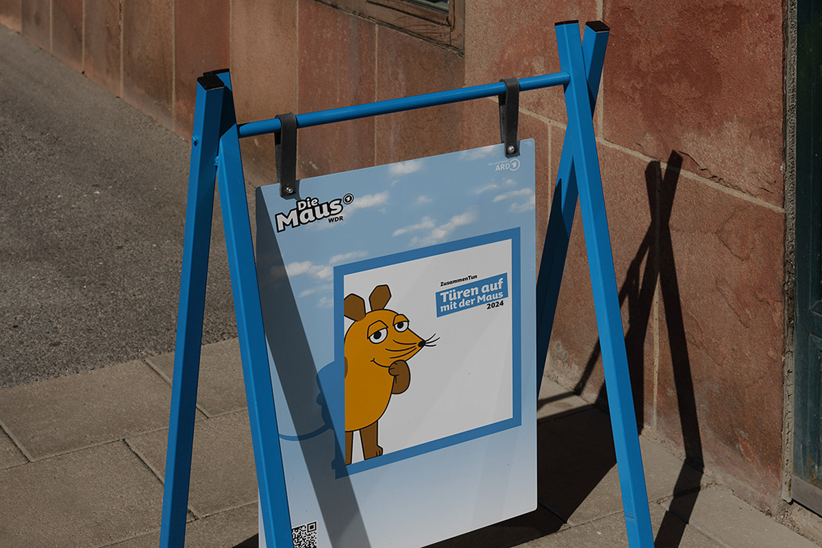 Advertising sign with poster for the "Türen auf mit der Maus " Day 2024 with Kristina Wissling.
