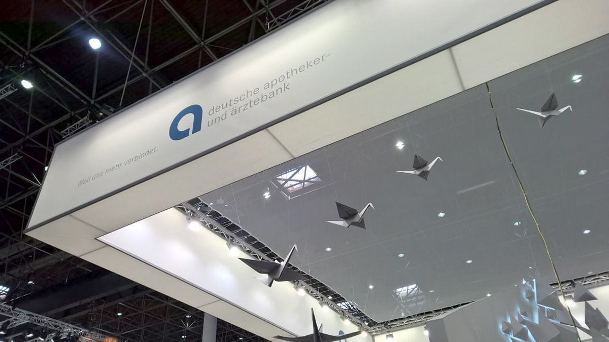 Large-format origami objects in different sizes - cranes for a trade fair stand in Düsseldorf.