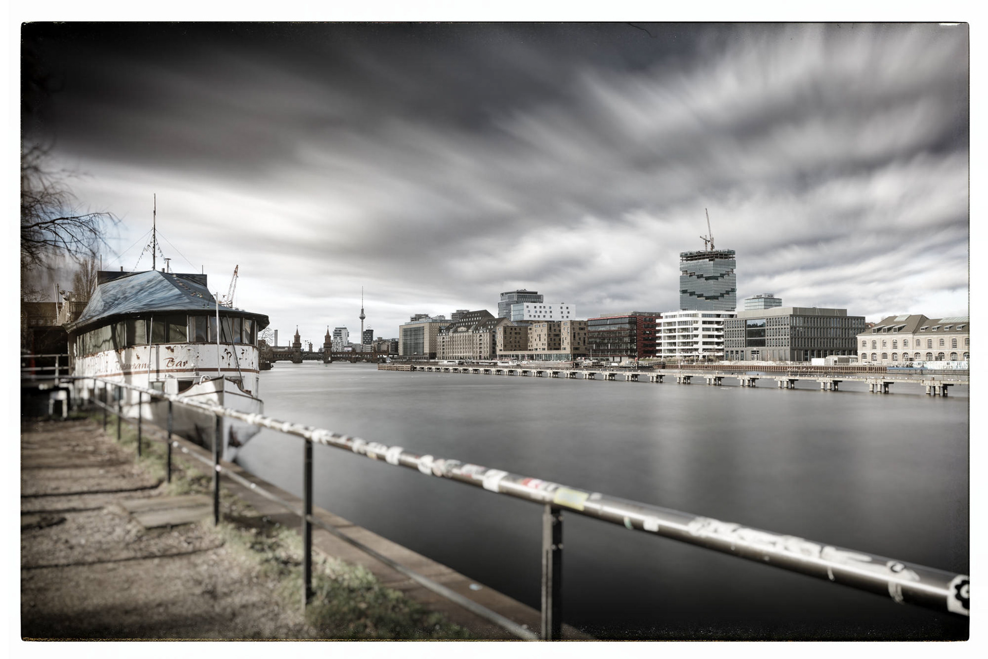 Berlin Spree Oberbaumbrücke / Schiff Hoppetosse