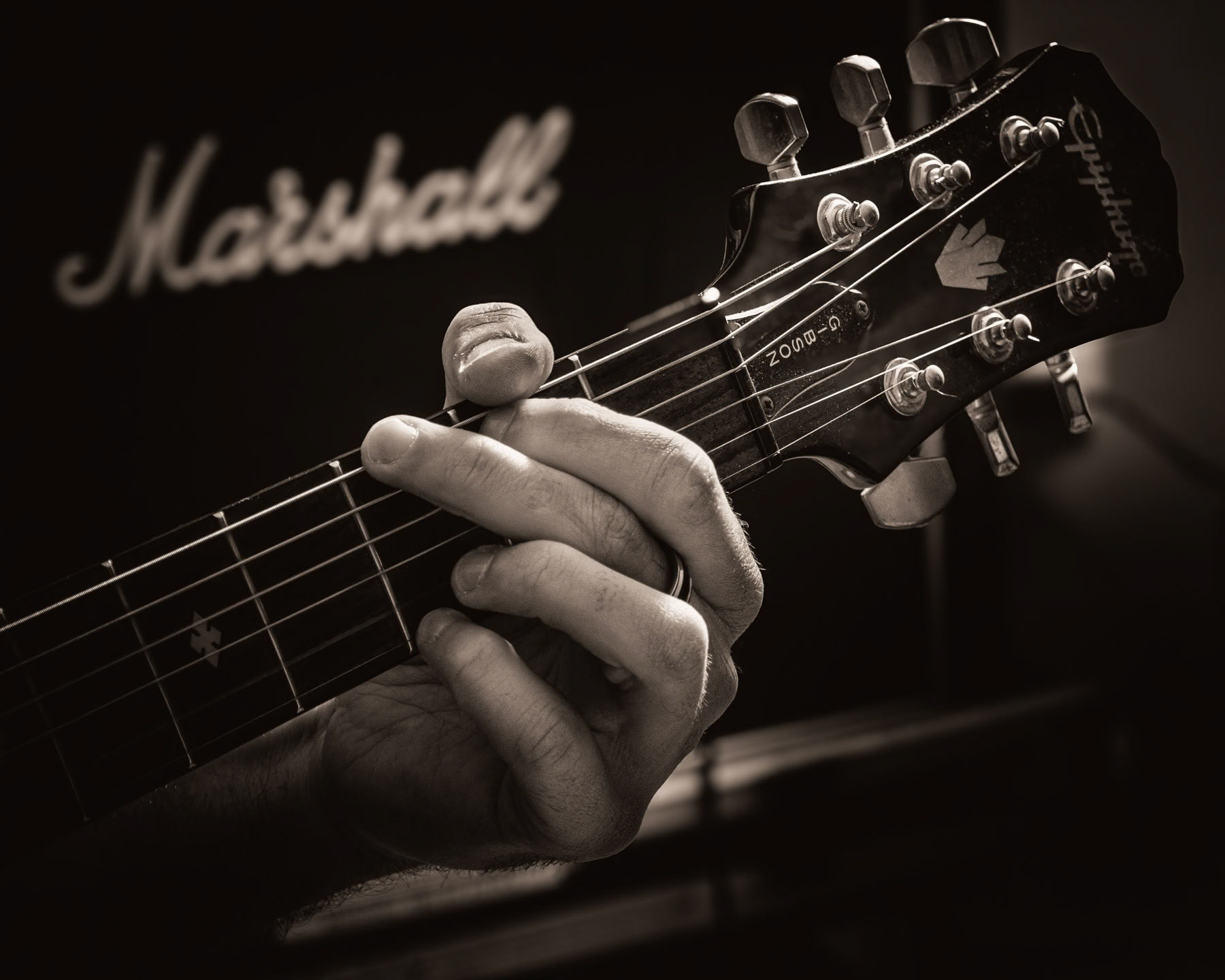Main - guitare 1
