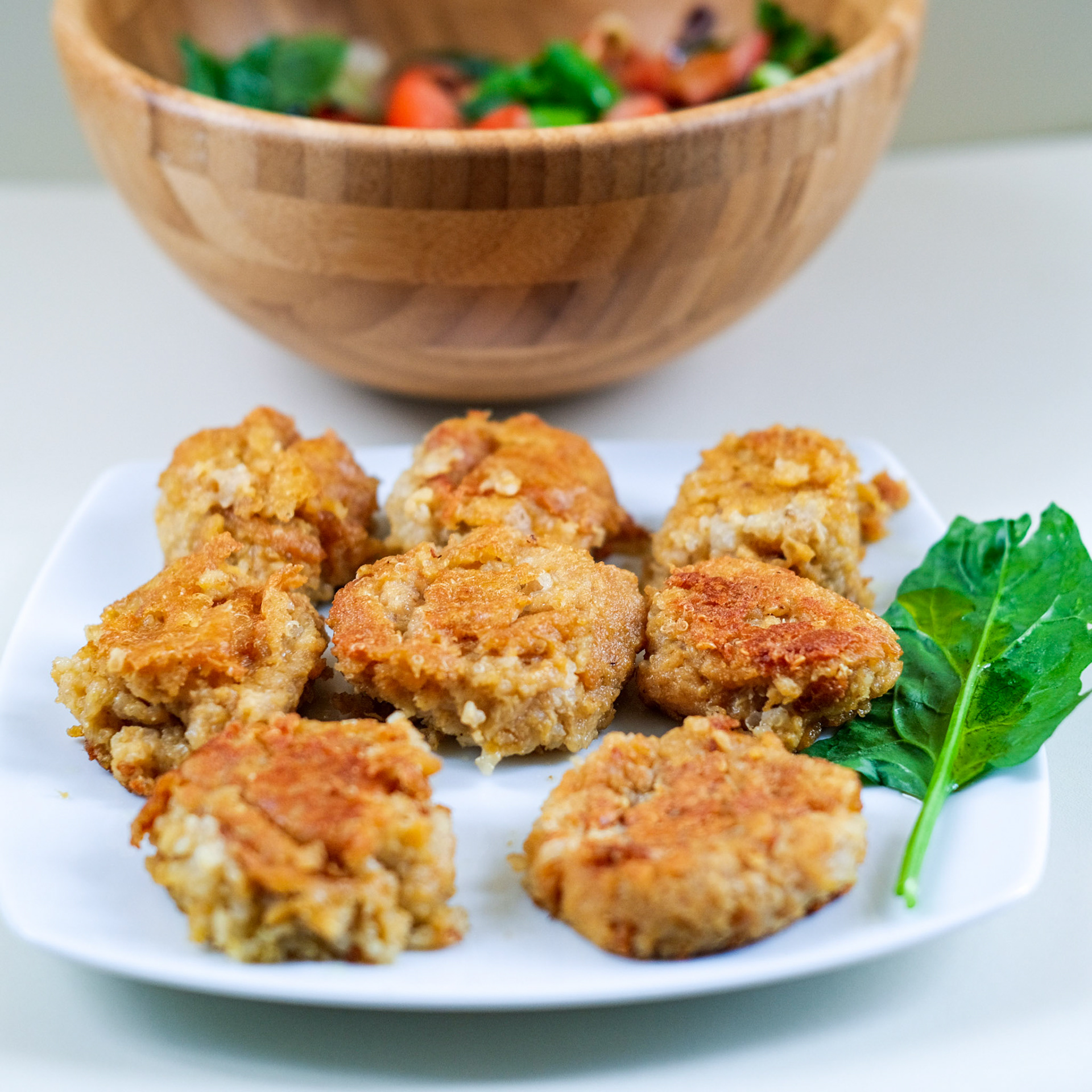 Croquetas de quinoa con ensalada de tomate y espinaca
