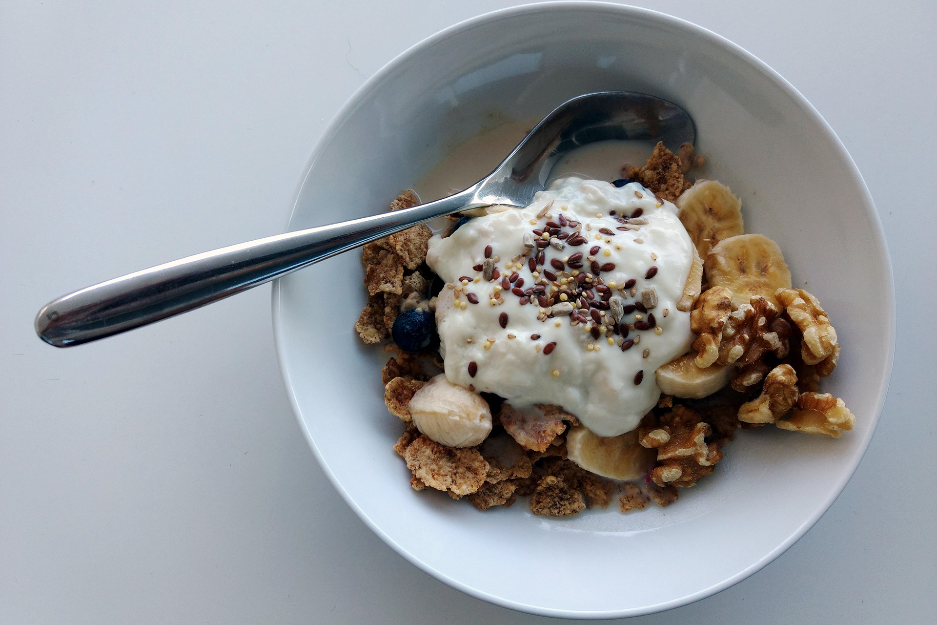 Yogur con cereales integrales, banana, frutos secos y semillas