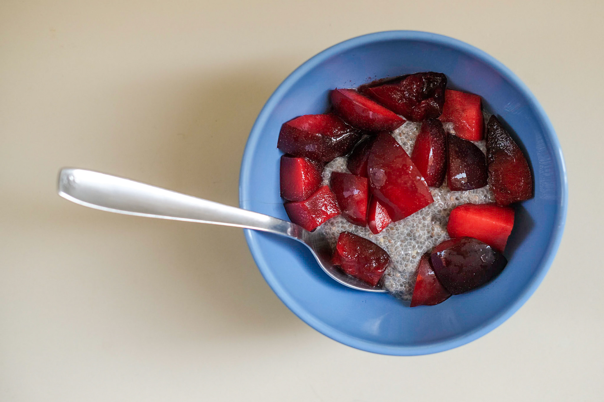 Pudding de chia con ciruelas