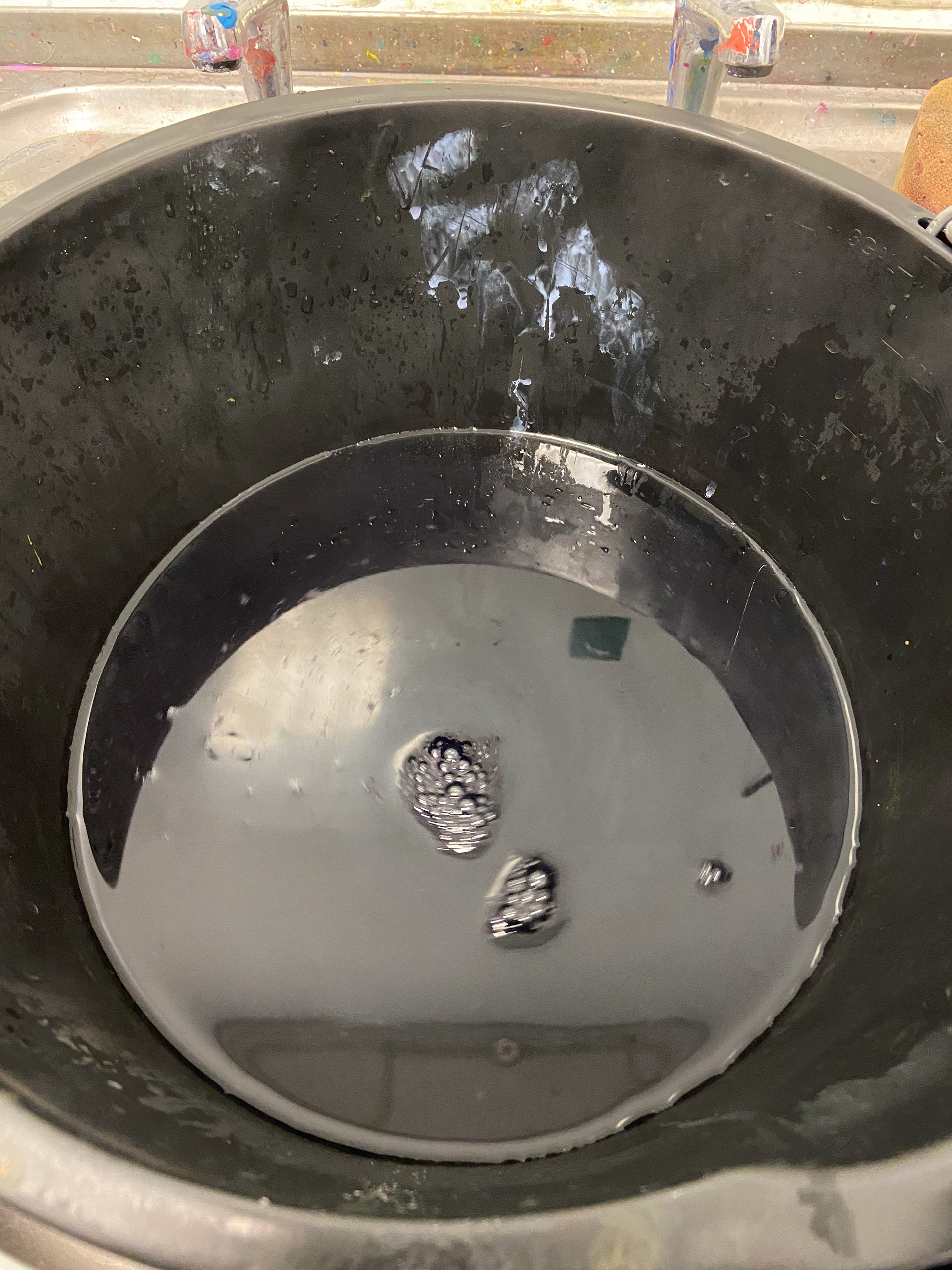 3. Add the indigo mix to the bucket, mix it, cover it and let it set for 1 hour.
