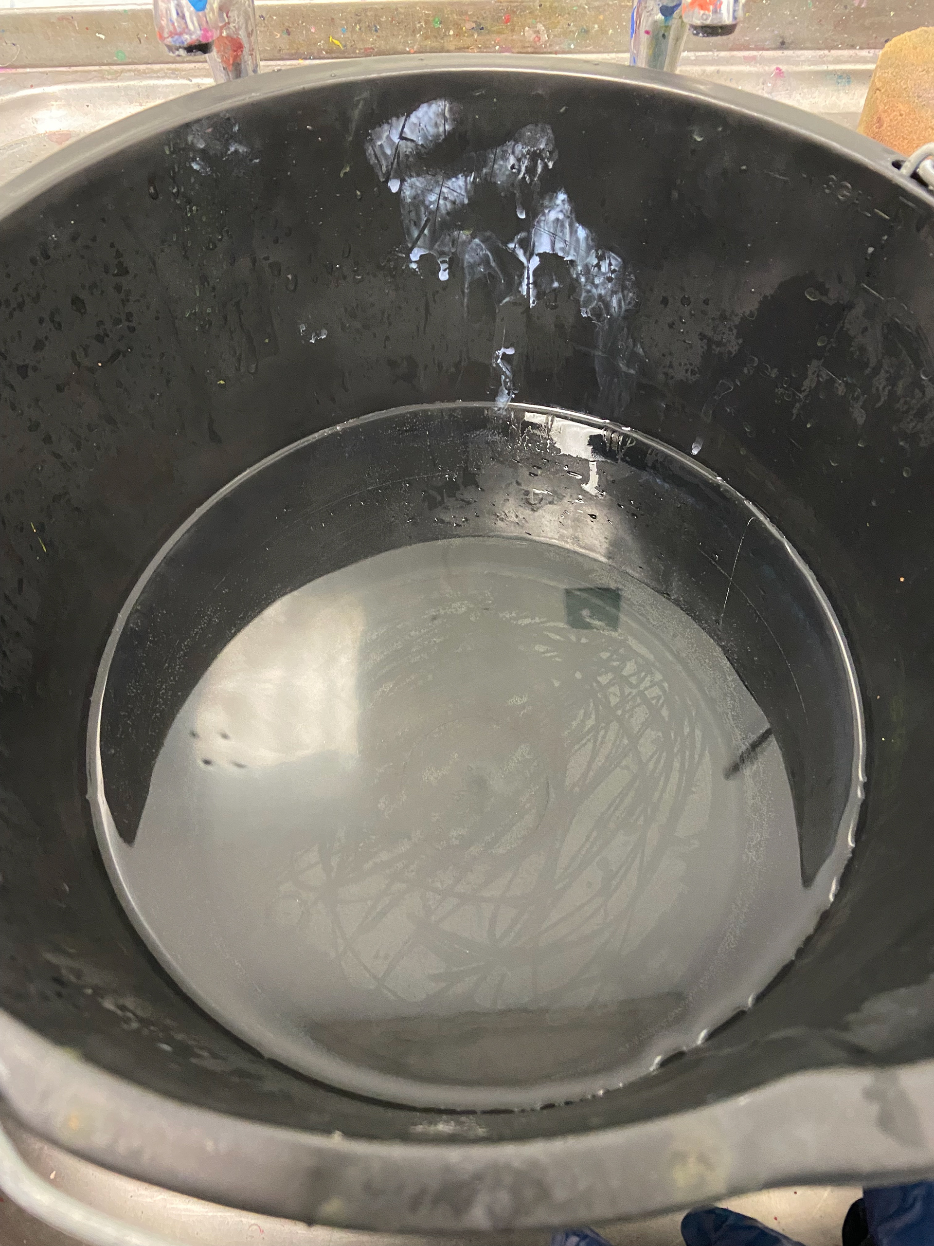 2. Fill a bucket with 4L of hot water and mix in 4 teaspoons of oxygen reducer/thiouria dioxide.