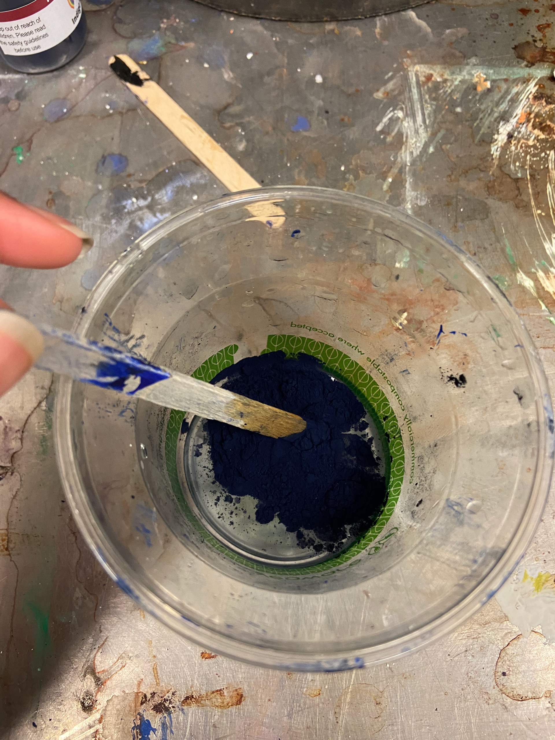 1. Add 4 teaspoons of sodium carbonate to 60ml of hot water. Afterwards add 3 teaspoons of indigo extract.