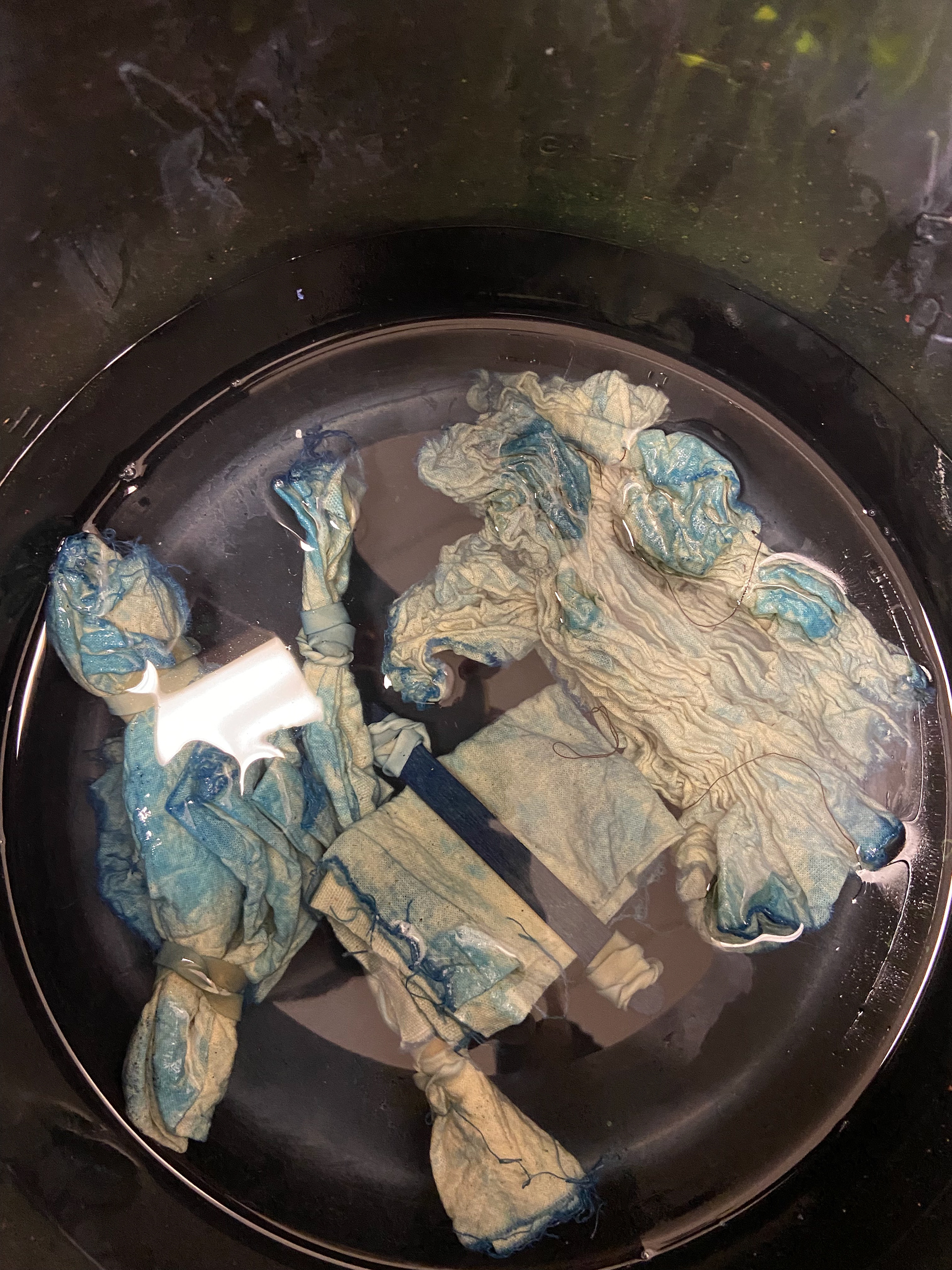 5. Remove the fabrics from the vat and put in another bucket with warm water. Leave them for 20 minutes.