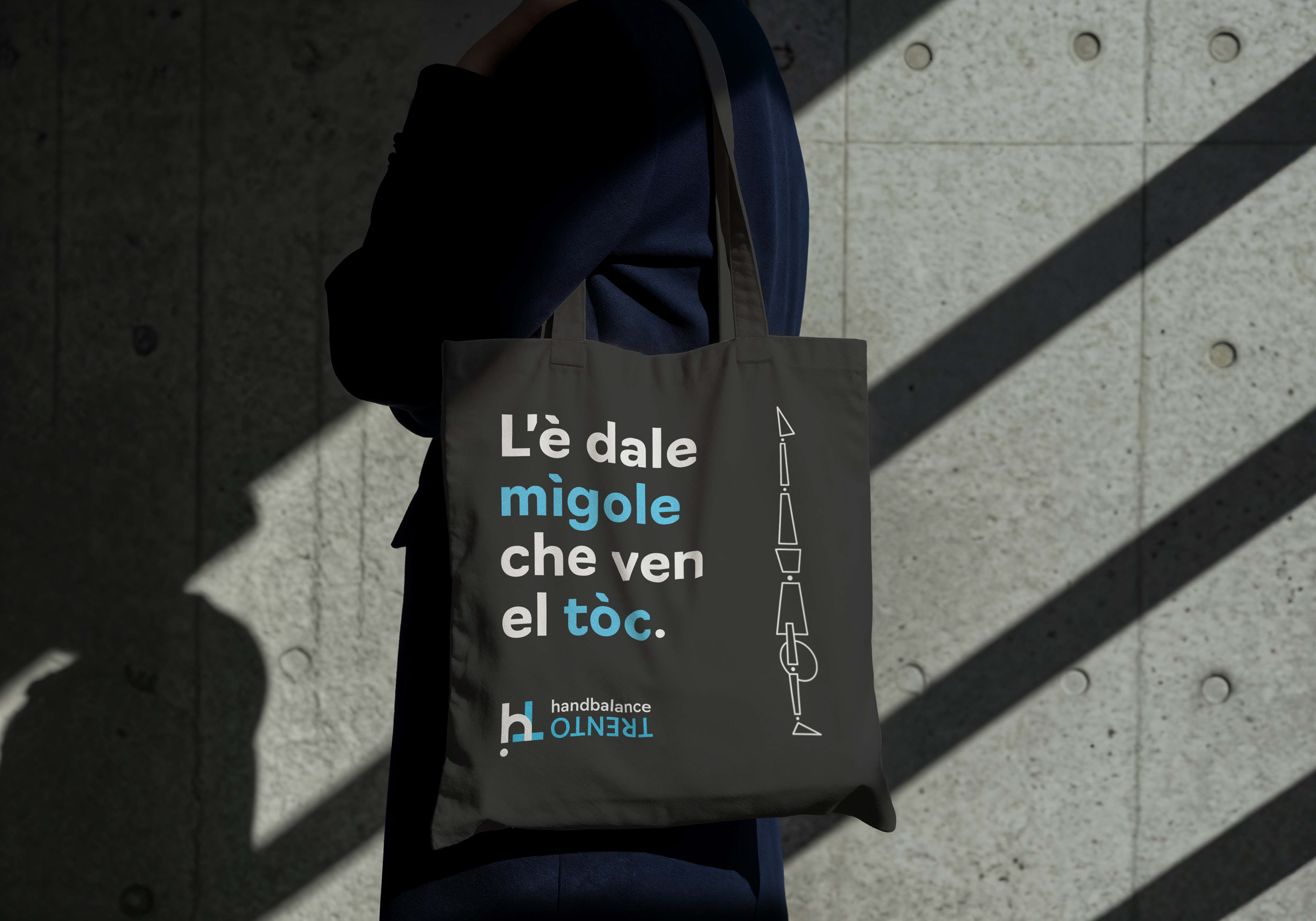Il motto di Handbalance Trento, tradotto dal dialetto trentino, significa "È dalle briciole che si forma il pezzo".