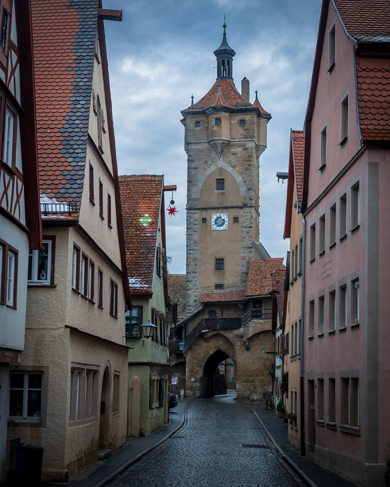 A Klingentorturm rises above the street in Rothenburg ob der Tauber.