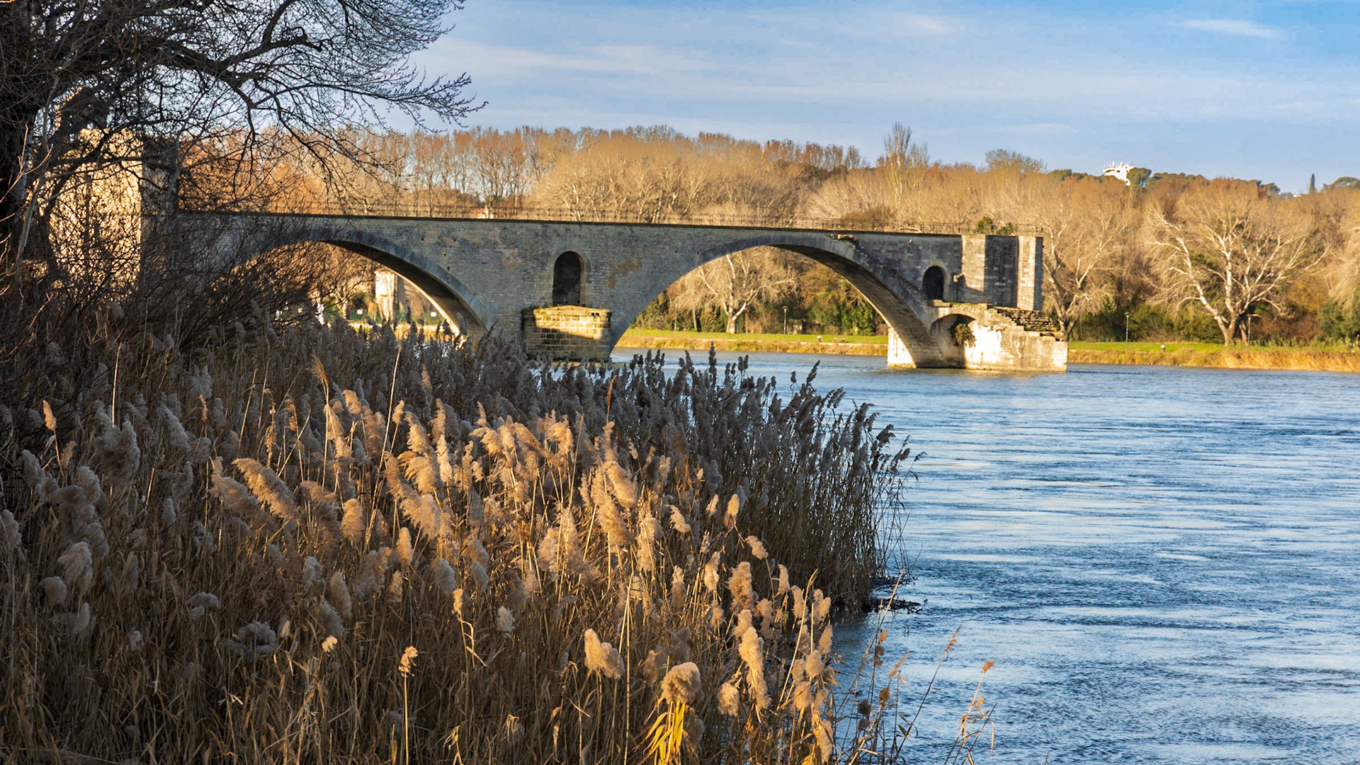 Sur le Pont d'AvignonIt was a marvel of its time but could not resist the untamed Rhone