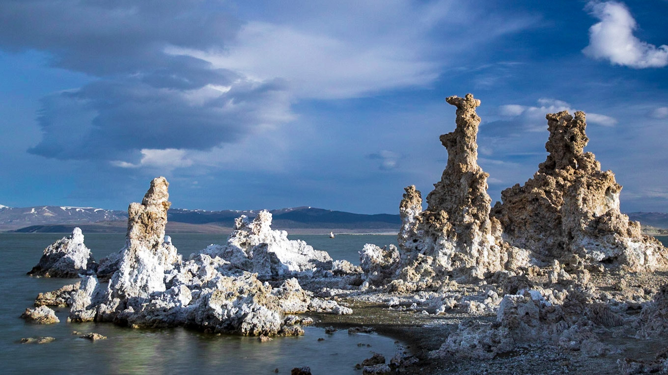 Tufas in Mono Lake near Lee Vining, CA